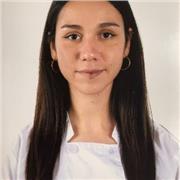 Profesora de inglés da clases a niños de primaria y la ESO