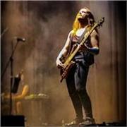 Profesor de bajo eléctrico con formación académica especializado en rock y metal