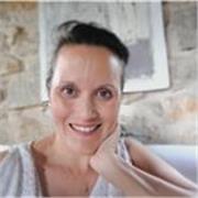 Artiste indépendante et  enseignante je vous emmène dans des univers variés , concrets et imaginaires avec le dessin 