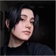 Profesora titulada en Bellas Artes especializada en diseño gráfico, diseño conceptual e ilustración. 