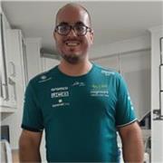 Profesor trabajador de informática para todas las edades.
