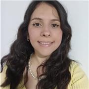 Profesora de apoyo escolar para niñas y niños de preescolar y primaria
