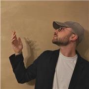 Giovane laureato in Filosofia e autore di un saggio filosofico pubblicato da una casa editrice, con un master in Filosofia del Digitale e AI, offre lezioni di Filosofia a ragazzi liceali, oltre che agli studenti che si trovano ad affrontare i primi anni d