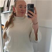 Gymnasiale Schülerin, die von der 1.- 6. Klasse unterrichten kann