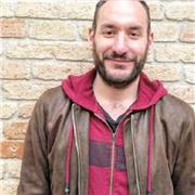 Docente impartisce lezioni di inglese, Italiano, Storia e Geografia