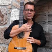 Laureato in Chitarra Classica al Conservatorio. Specializzato in Chitarra Moderna ( Elettrica - Acustica ) e Liuto