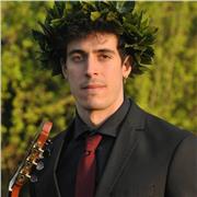 Laureato in Studi filosofici impartisce lezioni di Italiano, filosofia e storia