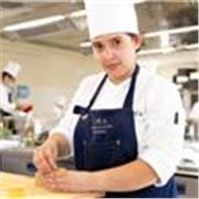 Chef professionista che vuole impartire lezione di cucina