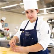 Chef professionista che vuole impartire lezione di cucina