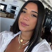 Soy una persona cercana, empática y creativa; disfruto enseñando a niños de Infantil y Primaria, adaptándome a sus necesidades.