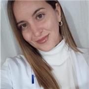 Profesora de Ingles imparte clases a alumnos en todos los niveles