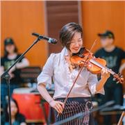 Je suis une musicienne expérimentée qui joue du violon, de la guitare et de divers instruments à cordes. J'enseigne en chinois et