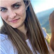 Laureata in giurisprudenza impartisce lezioni di diritto penale, diritto del lavoro e diritto costituzionale