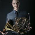 Profesor titulado de trompa con experiencia en orquesta y banda.