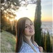 Profesora de inglés con titulación en Estudios Ingleses imparte clases de inglés a estudiantes de primaria y ESO