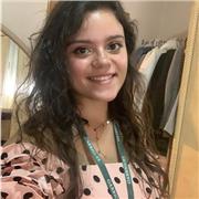 Soy una persona extrovertida, comprensiva y cercana. Puedo dar clase a personas desde un nivel A1 a un nivel B1 (mi nivel actual de inglés certificado es C1). Me adapto bien tanto con niños pequeños, preparando actividades divertidas y educativas como a p