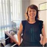 Profesora nativa de francés, traductora profesional y musicoterapeuta. 