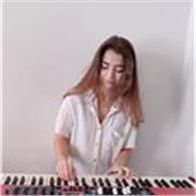 Diplomata al conservatorio G.Verdi di Milano in Pianoforte e Tastiere Pop/Rock con il massimo dei voti sotto la guida del Mº Danilo Madonia. Insegno armonia, teoria e solfeggio, pianoforte e tastiere