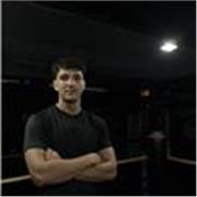 Coach de boxe anglaise dans une salle toute équipée si tu souhaite t’améliorer en boxe en t’endurcir : cardio/musculation/boxe/perte de poids/renforcement musculaire