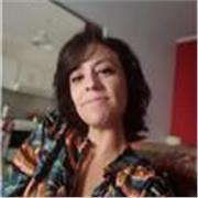 Profesora de marketing imparte los conocimientos a quien lo necesite