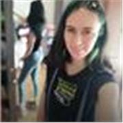 Profesora de apoyo de primaria para ayudarles en aprender a leer paso a paso