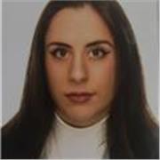 Profesora de biología imparte clases a niños de secundaria