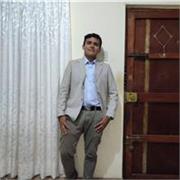 Ingeniero divertido que hace las matemáticas divertidas