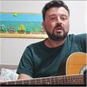 Corso chitarra individuale a distanza per principianti e intermedi.
