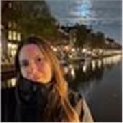 Docente di materie umanistiche impartisce lezioni e aiuto compiti