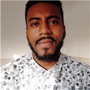 Profesor imparte clase a los niños de todas las edades