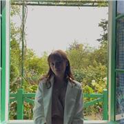 Insegnante giovane per svolgere aiuto compiti