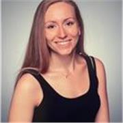 Online-Englisch-Tutorin, die Menschen aller Altersgruppen und jeder Schwierigkeitsstufe unterrichtet. 