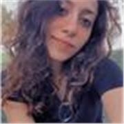 Studentessa di scienze biologiche impartisce lezione ad alunni di elementari e medie
