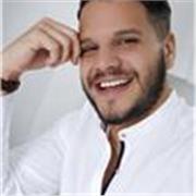 Profesor de inglés dinámico y comunicativo para jóvenes y adultos, enfocado en fluidez, confianza y resultados reales