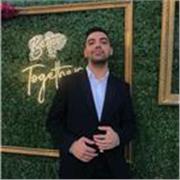 Erfahrene Englisch-Tutorin mit pädagogischem Hintergrund unterstützt Schüler beim Lernen