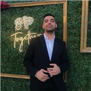 Erfahrene Englisch-Tutorin mit pädagogischem Hintergrund unterstützt Schüler beim Lernen