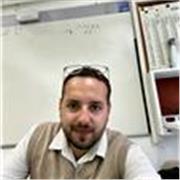 Professore di inglese impartisce lezioni in presenza e online