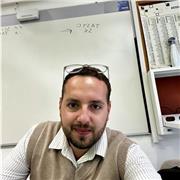 Professore di inglese impartisce lezioni in presenza e online