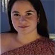 Profesora imparte clases a niños de primaria de todas las materias