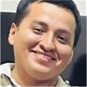 Profesor de matemática imparte clases didácticas a estudiantes de primaria y secundaria