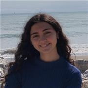 Estudiante universitaria de segundo año con conocimientos en ciencias y otras materias.
