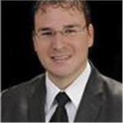 Profesor que imparte clases de coaching y liderazgo a personas que lideran personas en organizaciones