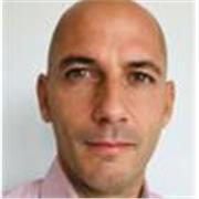 Profesional en activo da clases de economía y el mundo comercial y del marketing . 