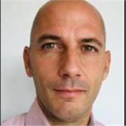 Profesional en activo da clases de economía y el mundo comercial y del marketing .