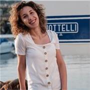 Laureata in Grafica (Editoriale) e specializzata in Fotografia, offro lezioni di Adobe Indesign