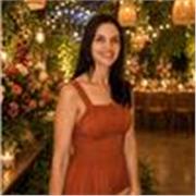 Professora de Língua Portuguesa, Redação, Biologia e Química, com experiência na educação de crianças, jovens e adultos, além da p