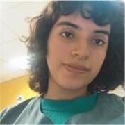 Profesora que imparte enseñanza en español para niños y jovenes interesados