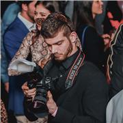 Preproduzione, produzione e postproduzione. La fotografia è fatta di questi tre elementi estremamente diversi fra loro, e per un approccio ottimale è importante padroneggiarli tutti e tre.
Offro lezioni per principianti e amatori, partendo dal funzioname