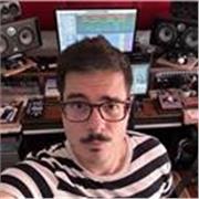 Produttore con all'attivo nella scena indipendente nazionale e internazionale impartisce lezioni di Produzione, Mix e Mastering ne