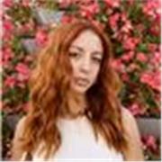 Studentessa universitaria di Scienze della comunicazione madrelingua italiana, impartisce lezioni di italiano